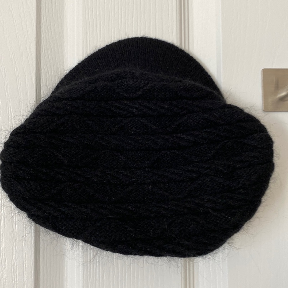 Excellent condition knitted front brim hat for fall, spring and winter